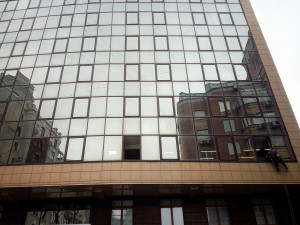 Ремонт алюминиевых окон в здании банка